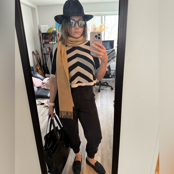 Meet your Posher, Andee - Picture 3 of 11